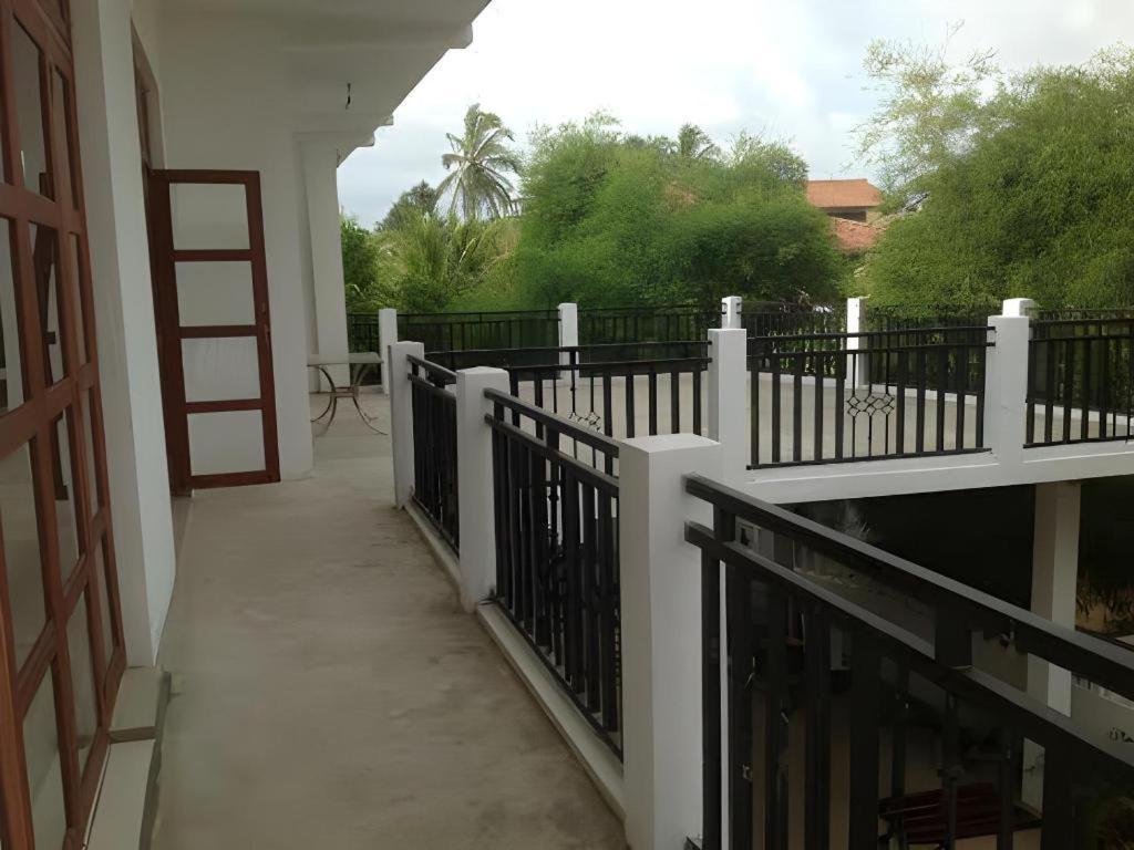 Araliya Blue Beach View Hotel Kudapaduwa Екстер'єр фото